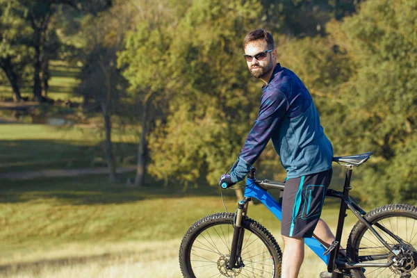 Bisikletçi şort ve jersey bir hava süspansiyon çatal ile modern karbon hardtail bisikletle