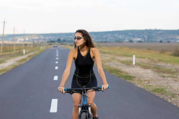 Chica Una Bicicleta Montaña Campo Abierto Hermoso Retrato Ciclista Atardecer — Foto de Stock