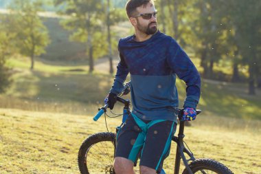 Bisikletçi şort ve jersey bir hava süspansiyon çatal ile modern karbon hardtail bisikletle