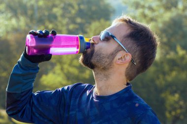 Bisikletçi şort ve jersey bir hava süspansiyon çatal ile modern karbon hardtail bisikletle