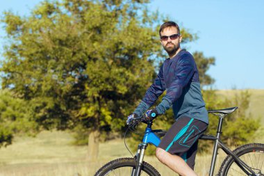 Bisikletçi şort ve jersey bir hava süspansiyon çatal ile modern karbon hardtail bisikletle