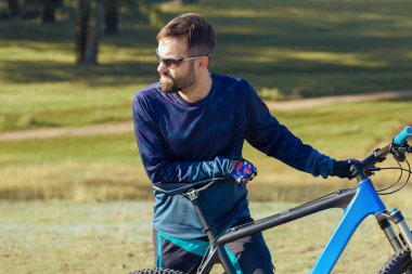 Bisikletçi şort ve jersey bir hava süspansiyon çatal ile modern karbon hardtail bisikletle