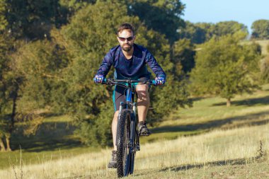Bisikletçi şort ve jersey bir hava süspansiyon çatal ile modern karbon hardtail bisikletle