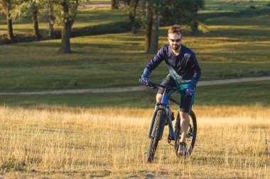 Bisikletçi şort ve jersey bir hava süspansiyon çatal ile modern karbon hardtail bisikletle