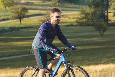 Bisikletçi şort ve jersey bir hava süspansiyon çatal ile modern karbon hardtail bisikletle