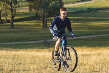 Bisikletçi şort ve jersey bir hava süspansiyon çatal ile modern karbon hardtail bisikletle