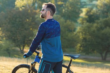 Bisikletçi şort ve jersey bir hava süspansiyon çatal ile modern karbon hardtail bisikletle