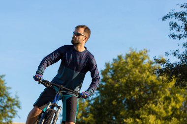 Bisikletçi şort ve jersey bir hava süspansiyon çatal ile modern karbon hardtail bisikletle