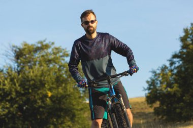 Bisikletçi şort ve jersey bir hava süspansiyon çatal ile modern karbon hardtail bisikletle