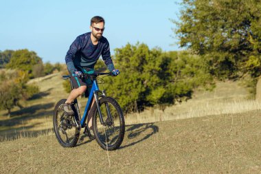 Bisikletçi şort ve jersey bir hava süspansiyon çatal ile modern karbon hardtail bisikletle