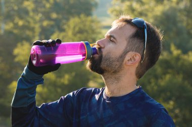 Bisikletçi şort ve jersey bir hava süspansiyon çatal ile modern karbon hardtail bisikletle