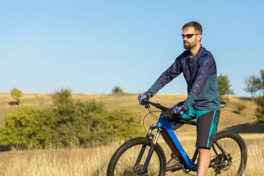 Bisikletçi şort ve jersey bir hava süspansiyon çatal ile modern karbon hardtail bisikletle