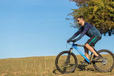 Bisikletçi şort ve jersey bir hava süspansiyon çatal ile modern karbon hardtail bisikletle