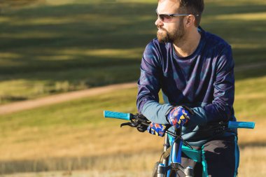 Bisikletçi şort ve jersey bir hava süspansiyon çatal ile modern karbon hardtail bisikletle