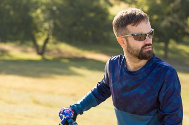 Bisikletçi şort ve jersey bir hava süspansiyon çatal ile modern karbon hardtail bisikletle