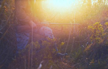 Alman bir drathaar ve spanyel ile avcılar, yansıtıcı yelek giymiş köpeklerle güvercin avlıyorlar.