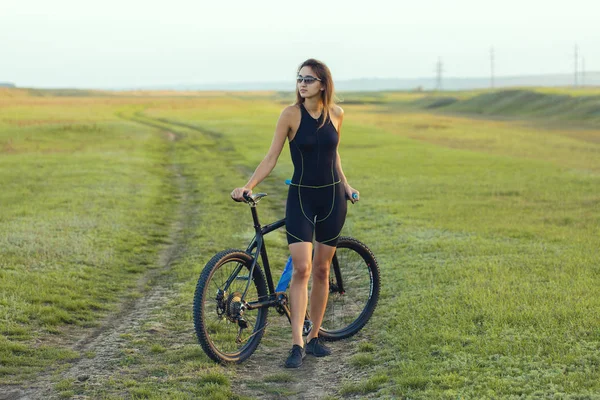 Mädchen Auf Einem Mountainbike Gelände Schönes Porträt Eines Radfahrers Bei — Stockfoto