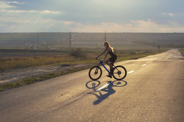 Menina Uma Bicicleta Montanha Offroad Belo Retrato Ciclista Pôr Sol — Fotografia de Stock