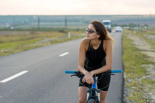 Girl Mountain Bike Offroad Beautiful Portrait Cyclist Sunset Fitness Girl — Stock Photo, Image