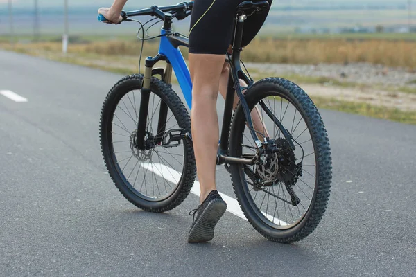 Flicka Mountainbike Offroad Vackra Porträtt Cyklist Solnedgången Fitness Tjej Rider — Stockfoto