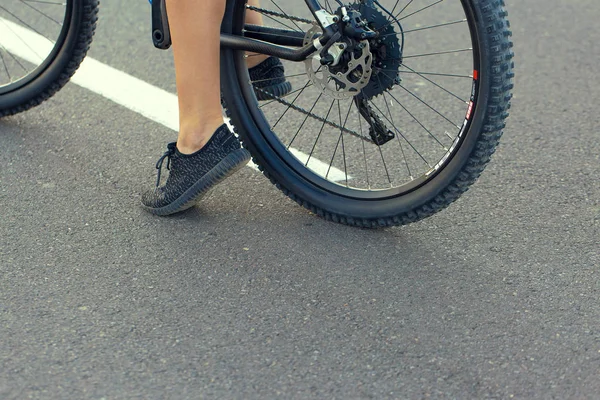 Egy Mountain Bike Offroad Gyönyörű Portréja Egy Kerékpáros Naplemente Lány — Stock Fotó