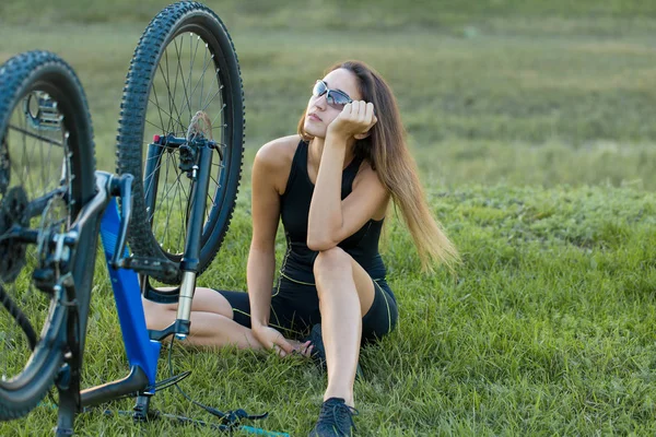 Menina Uma Bicicleta Montanha Offroad Belo Retrato Ciclista Pôr Sol — Fotografia de Stock