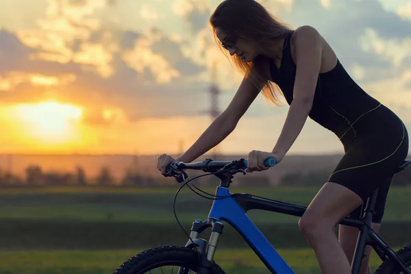 Mädchen Auf Einem Mountainbike Gelände Schönes Porträt Eines Radfahrers Bei — Stockfoto