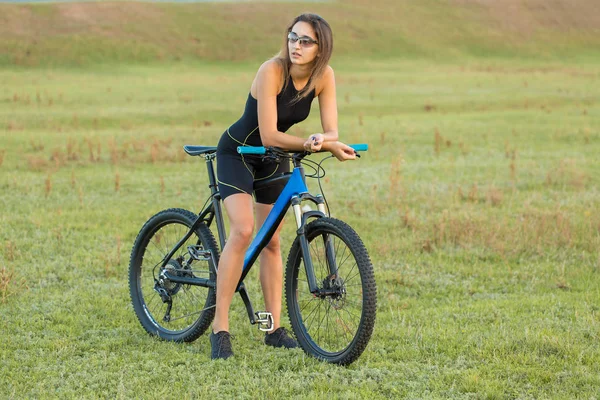 Menina Uma Bicicleta Montanha Offroad Belo Retrato Ciclista Pôr Sol — Fotografia de Stock