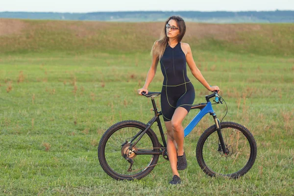 Mädchen Auf Einem Mountainbike Gelände Schönes Porträt Eines Radfahrers Bei — Stockfoto