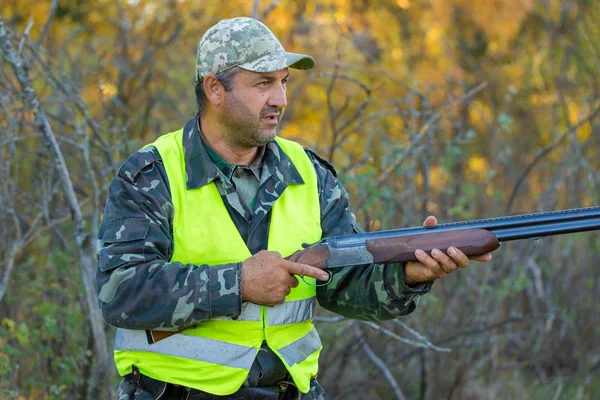 Мисливці Німецьким Дратхаром Спанієлем Полювання Голубів Собаками Дзеркальних Жилетах — стокове фото