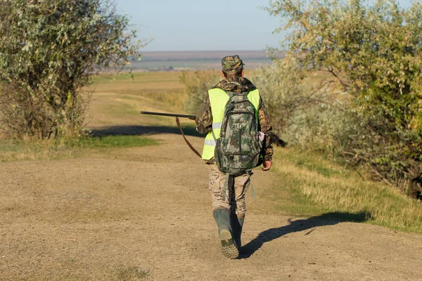 Jägare Med Tysk Drathaar Och Spaniel Duvjakt Med Hundar Reflekterande — Stockfoto