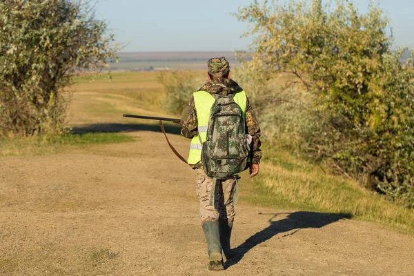 Jägare Med Tysk Drathaar Och Spaniel Duvjakt Med Hundar Reflekterande — Stockfoto