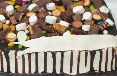 Kremalı ve karamel kaplı çikolatalı pasta.