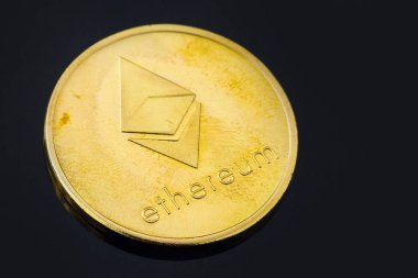 cryptocurrency altın paralar - Bitcoin, Ethereum. Sanal para kavramı.