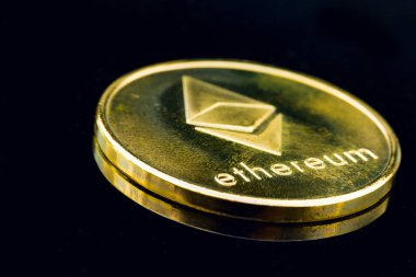 cryptocurrency altın paralar - Bitcoin, Ethereum. Sanal para kavramı.