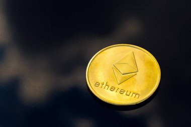 cryptocurrency altın paralar - Bitcoin, Ethereum. Sanal para kavramı.