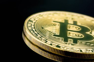 cryptocurrency altın paralar - Bitcoin, Ethereum siyah arka plan ile. Sanal para kavramı.