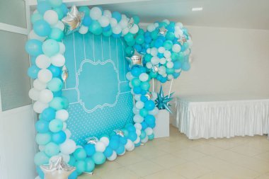 Balonlu ve mumlu güzel beyaz arka plan