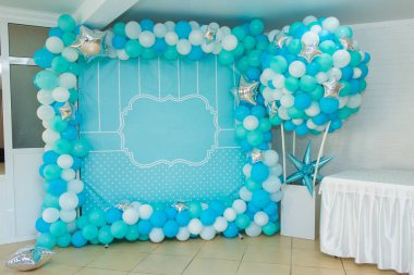 Mavi ve pembe çiçekli beyaz masa