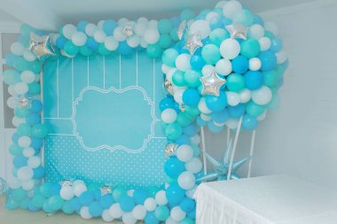 Mum ve süslemeli beyaz ve mavi balonlar.