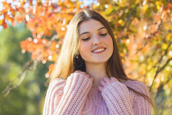 Retrato Mulher Muito Jovem Camisola Malha Elegante Floresta Dourada Outono — Fotografia de Stock