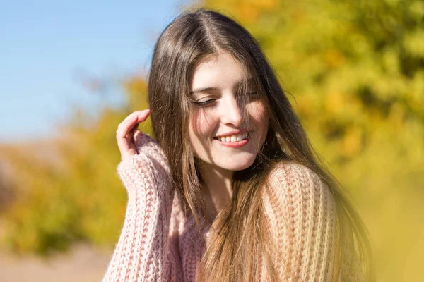 Portrait Pretty Young Woman Stylish Knitted Sweater Standing Golden Autumn — Stock Photo, Image