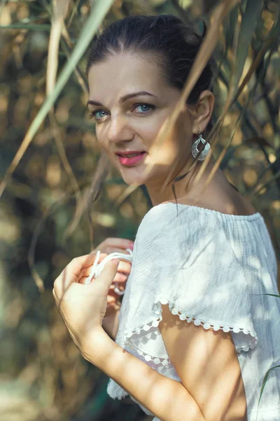 Sexy Sinnliche Porträt Eines Mädchens Model Weißem Kleid Auf Dem — Stockfoto