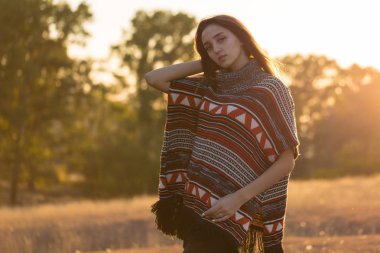 Etnik süveter giyen bir kızın sonbahar portresi