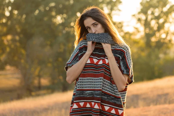 Herbstporträt Eines Mädchens Ethnischen Pullover — Stockfoto