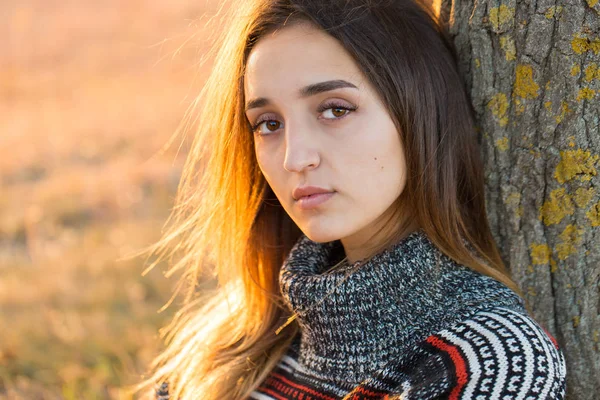 Herbstporträt Eines Mädchens Ethnischen Pullover — Stockfoto