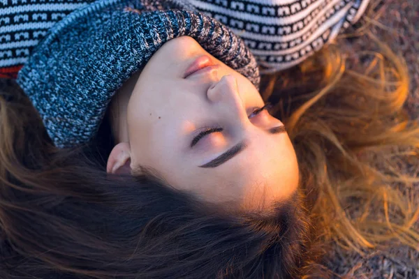 Retrato Outono Uma Menina Suéter Étnico — Fotografia de Stock