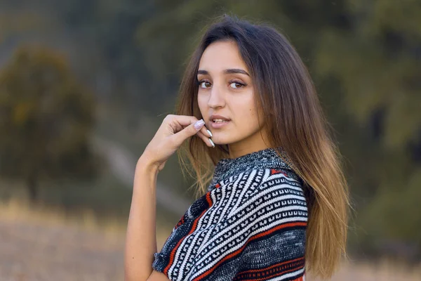 Retrato Outono Uma Menina Suéter Étnico — Fotografia de Stock