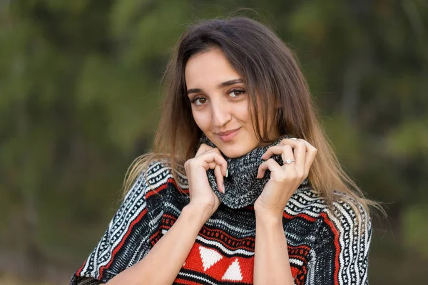 Retrato Outono Uma Menina Suéter Étnico — Fotografia de Stock