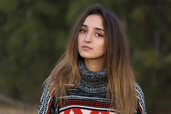 Retrato Outono Uma Menina Suéter Étnico — Fotografia de Stock